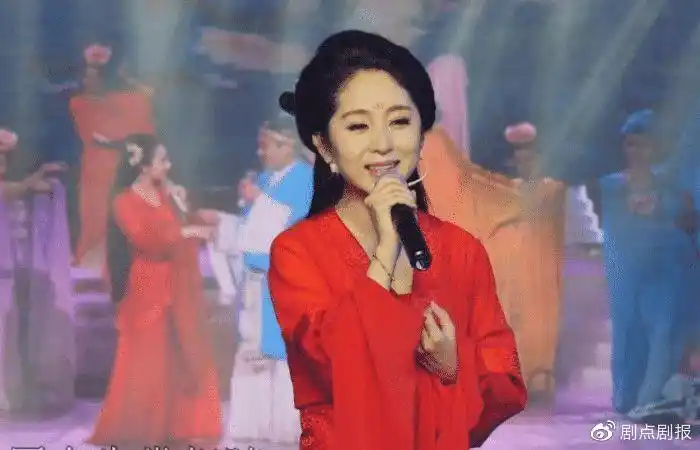 她在《星光大道》一唱成名,35岁甘愿小三上位,今成了家庭主妇