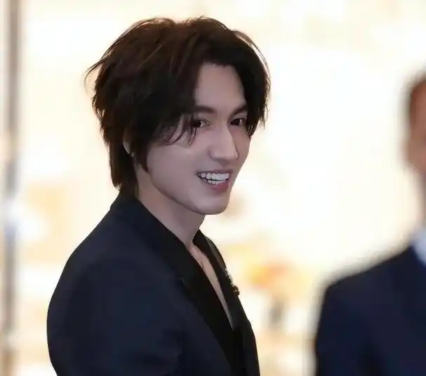 一场活动,彻底戳穿了47岁言承旭的"优越",难怪他能火这么多年