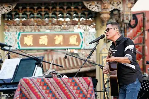 他带著音乐与祈福之心到鹿港小镇敬天地,到台东感谢山海,到花莲港边