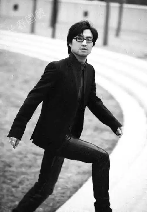 汪峰10年前旧照曝光 文静有书生气质