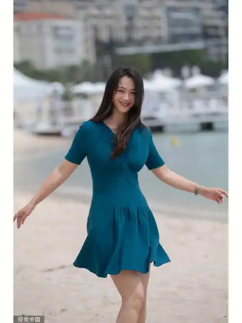 汤唯这裙子如果是个浅色系的会不会好很多