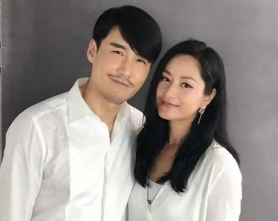 47岁瞿颖已成后妈,与男友带俩继女聚餐,全程牵手其乐融融_孩子_胡兵