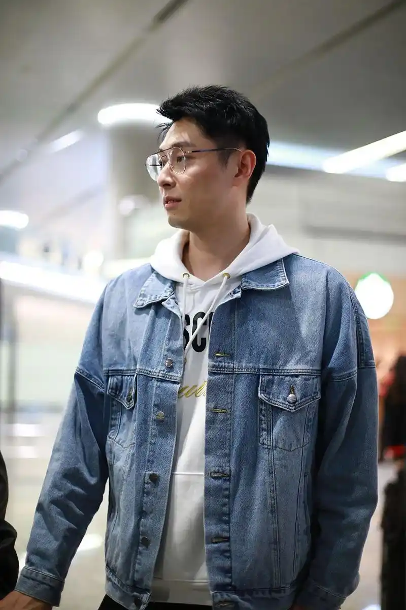 王思聪和买超在三亚一同跨年的照片曝光,画面中除了这对富家子弟,现场