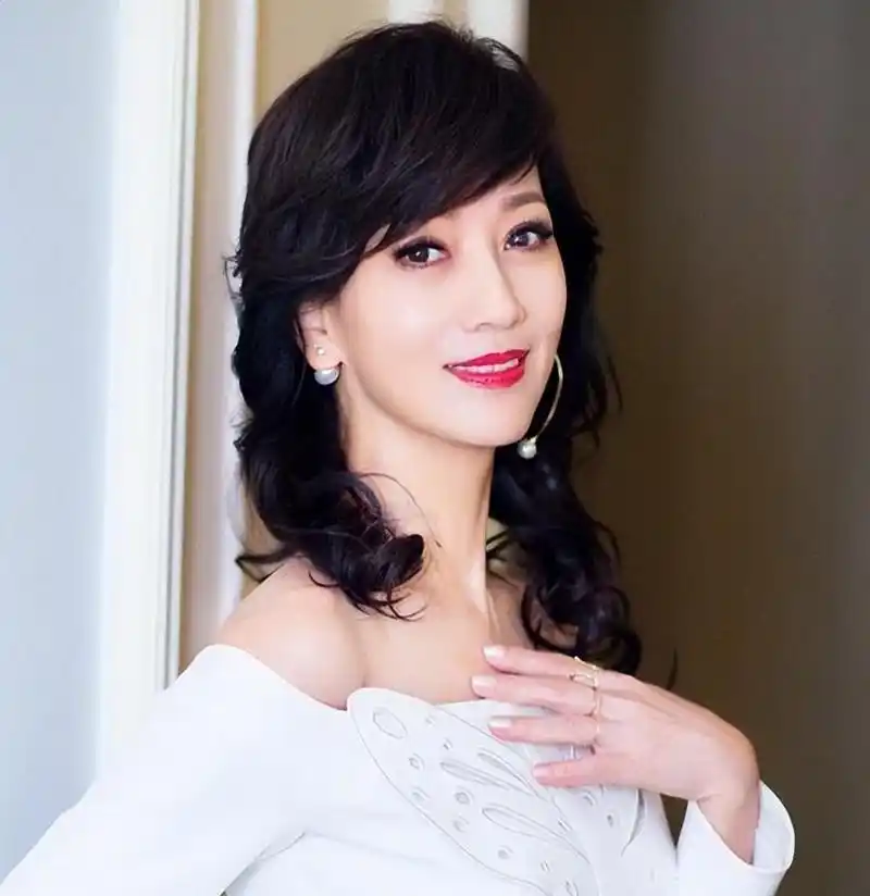 赵雅芝的3个儿子:老大47岁老二44岁老三37岁,个个都很优秀