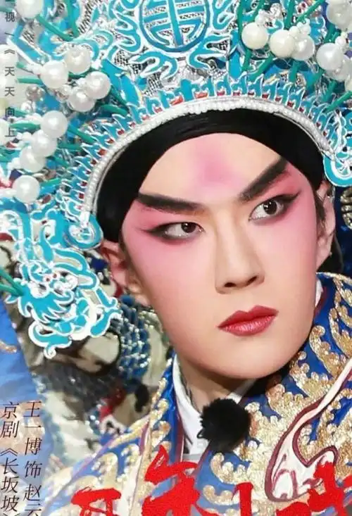王一博"京剧"造型绝了!浓妆配红唇,眼神瞬间入戏