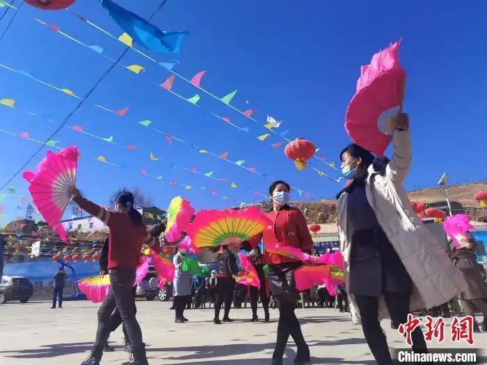 图为在青海省海东市乐都区上一村的妇女们载歌载舞庆祝第111个"三八"