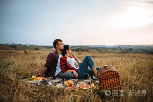 爱情侣在夏日的格子上野餐男女浪漫的野餐