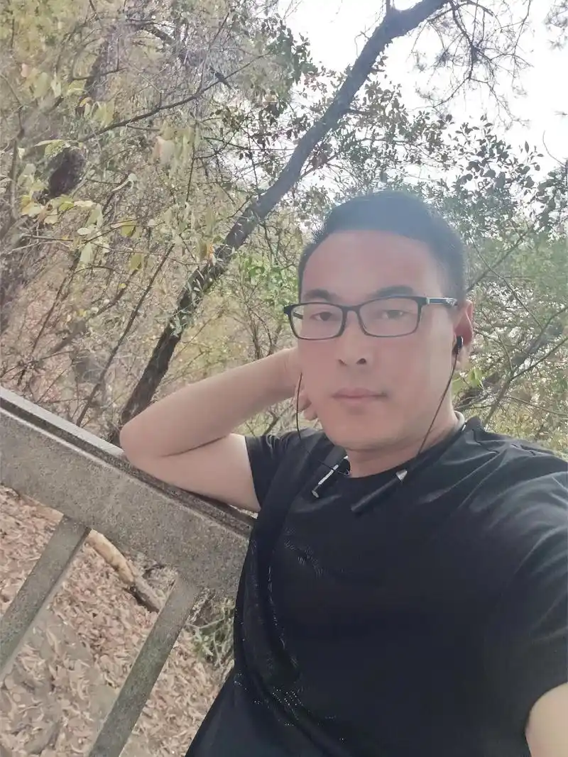 无聊的时候喜欢上了自拍,感觉自己越来越自恋了#80后大叔 # - 抖音