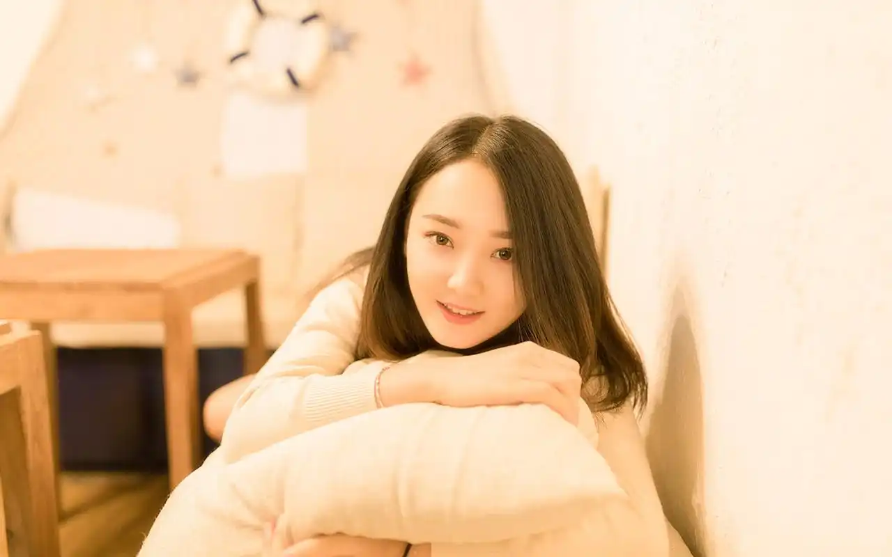 文艺小清新气质美女居家迷人写真桌面壁纸