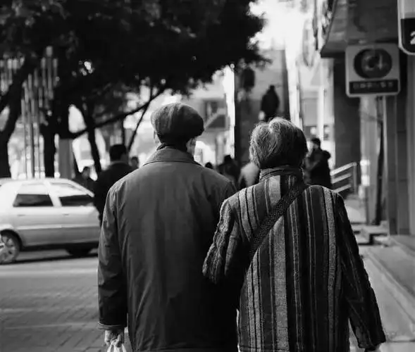 这组相依相携的老夫妻照片满满的都是感动