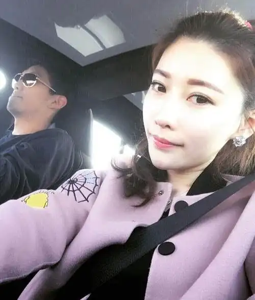 北京时间11月4日,在里皮国家队集训前,上海上港门将颜骏凌驾车携带