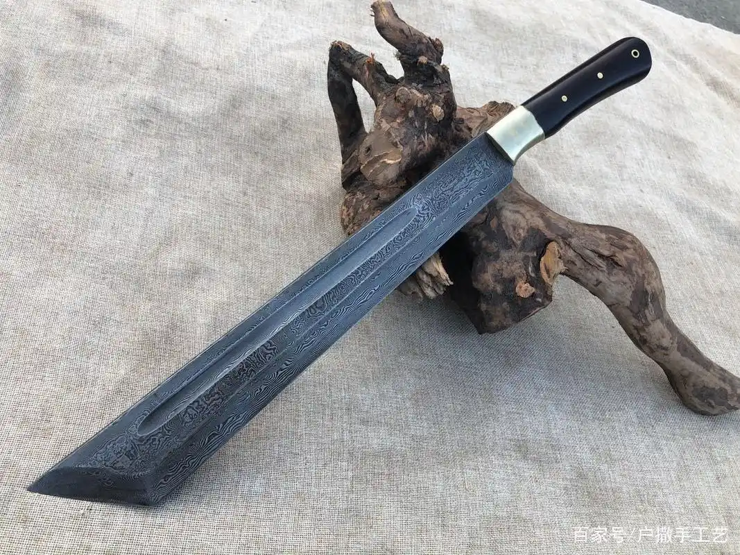 这把户撒霸气开山刀,手感极好,纹理漂亮,独一无二. 如果去户外登山