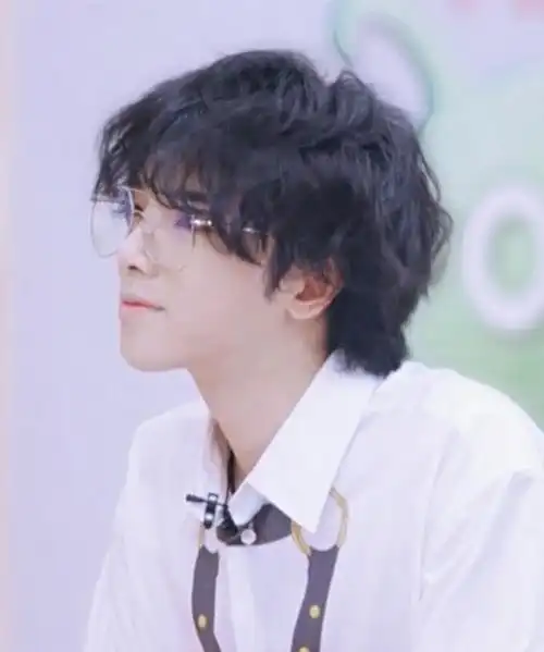 华晨宇又放大招?只是多戴了副眼镜,居然直接变"禁欲系"男神!