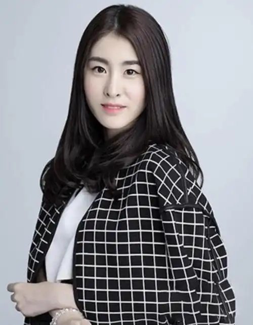 张碧晨被质疑整容,素颜与化妆后判若两人,脸歪鼻孔还一大一小