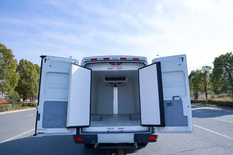 3米3依维柯长轴面包冷藏车