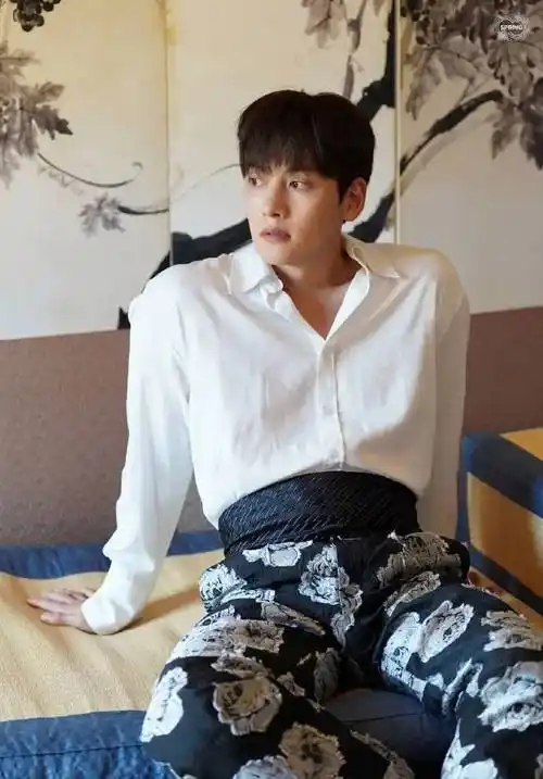 11日,池昌旭经纪公司承认室内抽烟并道歉:"演员池昌旭也认识到了这是