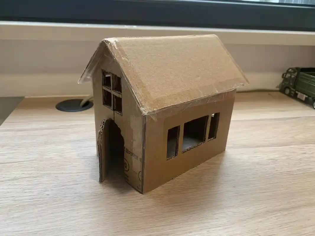 纸箱房子 小朋友的幼儿园手工作业,足足搞了两个小时