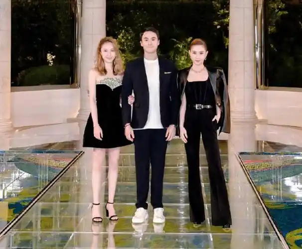 何超莲晒活动照家人罕见出镜赌王家族颜值都很高