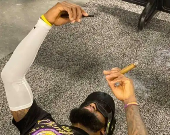 詹姆斯发布会抽大雪茄高喊:妈妈!霍华德 湖人励志猛男赤膊上阵