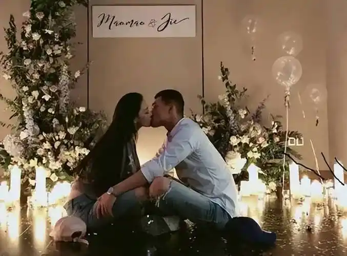 张馨予老公挺低调的,穿休闲装显出好身材,型男气质挺浓的_男性_服装