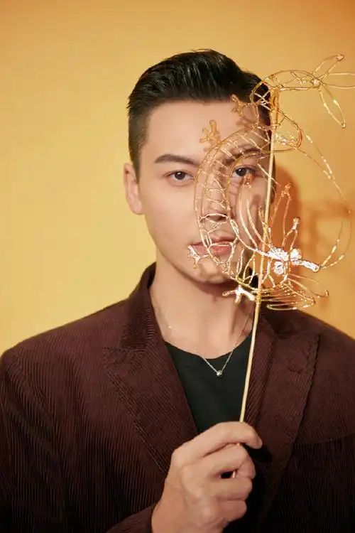 陈伟霆的糖画是从王府井买的##陈伟霆拿非遗龙糖画拍照