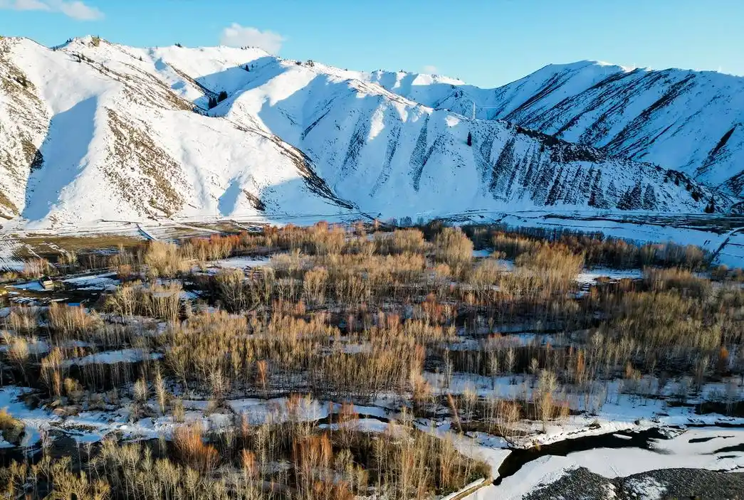 四月,在新疆可可托海弄雪--图片频道--人民网