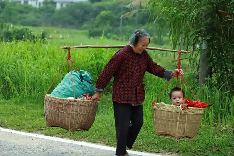 母爱婆孙客家女人担箩的女人