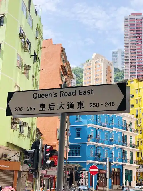 2020皇后大道东游玩攻略,蔚蓝色的天空下五彩的的建筑.【去哪儿攻略】