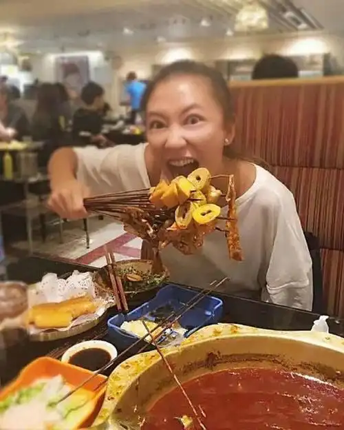 女星吃火锅:赵丽颖呆萌,应采儿接地气,而欧阳菲菲则仙气十足