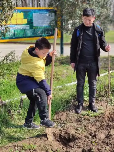 孩子们通过挖树坑,和父母一起植树,浇水,培土,体验到劳动的意义.
