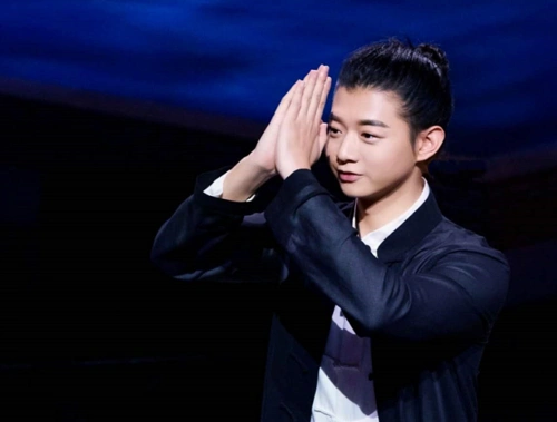 看了霍尊短发的样子,才明白他为什么留长发