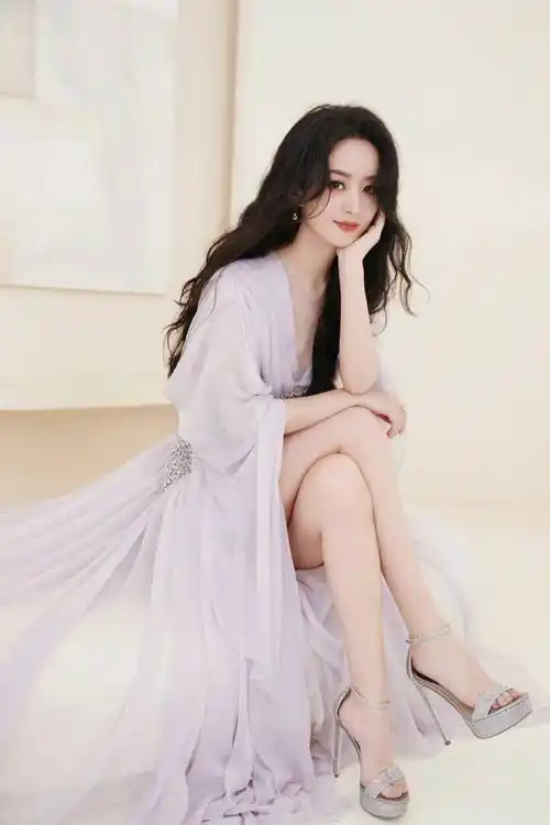 赵丽颖最新时尚大片曝光,卷发配紫裙太优雅,纤细美腿十分抢镜_视频