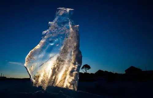 梦幻蓝色的冰雪世界一冬天的俄罗斯的贝加尔湖奥利洪岛上的风彩.