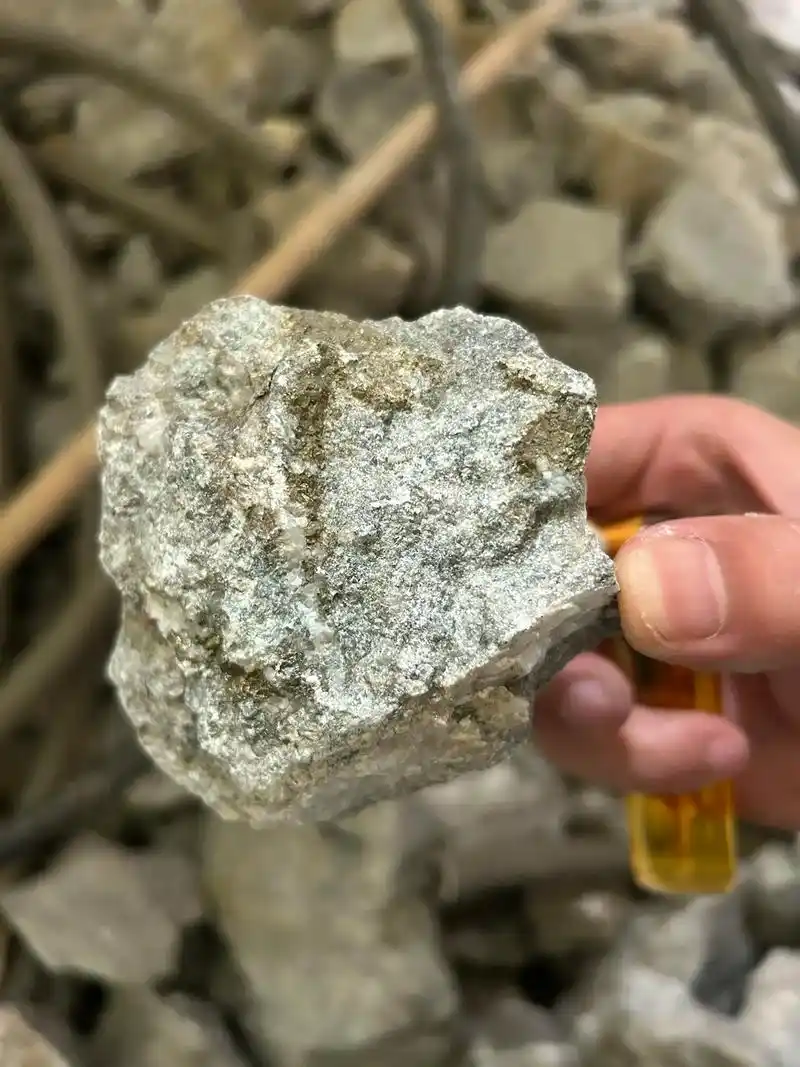 金矿原石出售,五吨左右.#矿石 #现场实拍 #谁家还没个矿 - 抖音