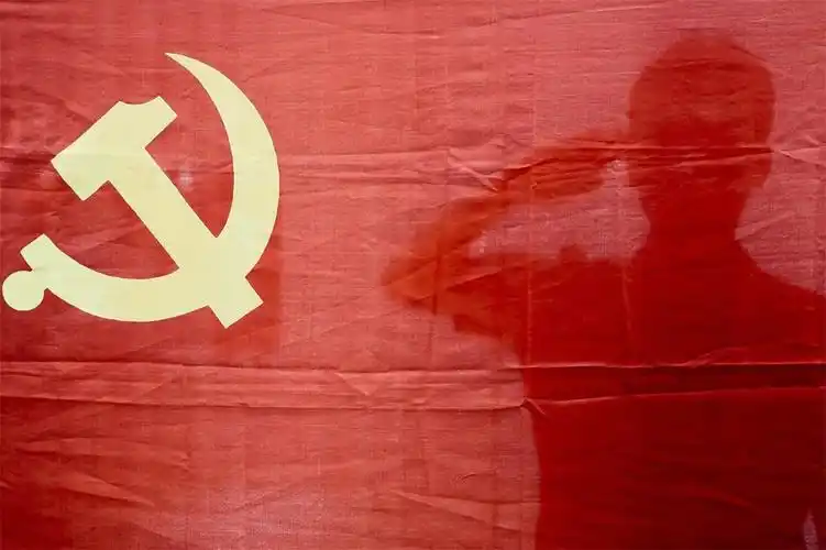 定海消防救援大队开展我与党旗合个影活动