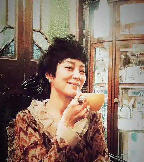 演员苏岩:再婚嫁罗嘉良,结婚14年生一女,幸福美哉