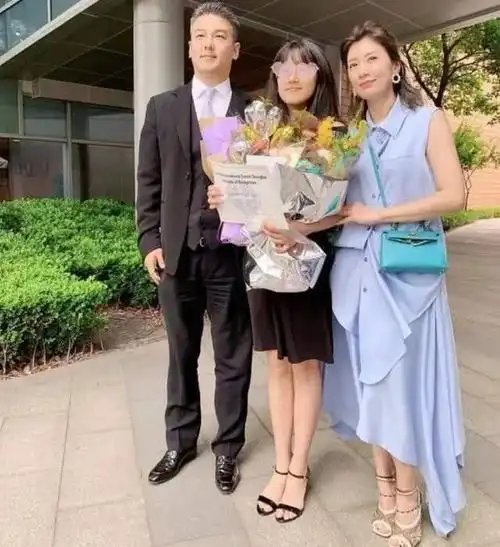 贾静雯大方回应梧桐妹戴唇环舌环一事大女儿与生父更亲近