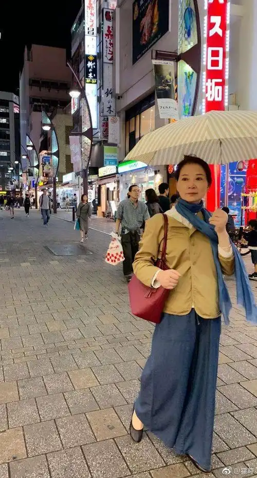 仲小萍近照, 含辛茹苦27年终得回报, 对抛妻弃子的火风选择原谅