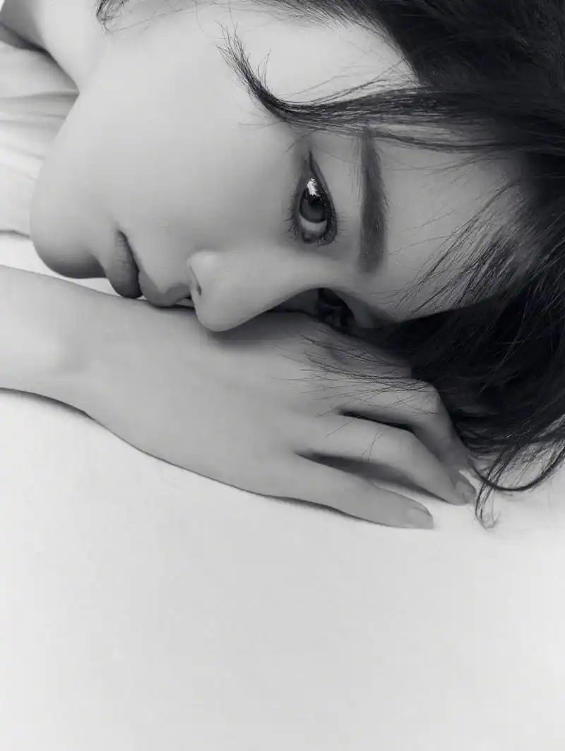 张馨予分享短发大片 嘴叼牙签攻气十足