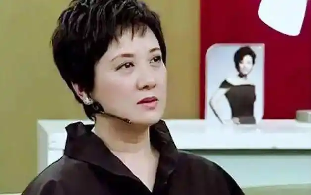 1988年,被邓婕"夺走"丈夫的罗秀春,说了一句话让邓婕痛苦了一生