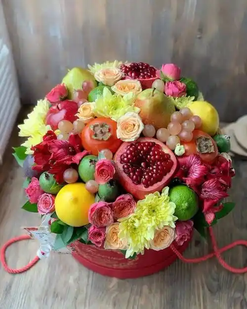 美图欣赏鲜花与水果组合成甜美