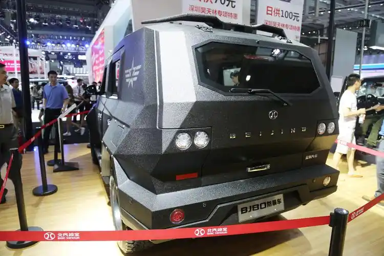 在外形上,线条工整犀利,有棱有角,很多车身细节与装甲车都有着异曲同