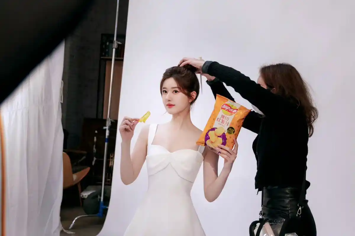 赵露思白裙高马尾造型#.#赵露思早春花絮照#  好甜好温柔啊