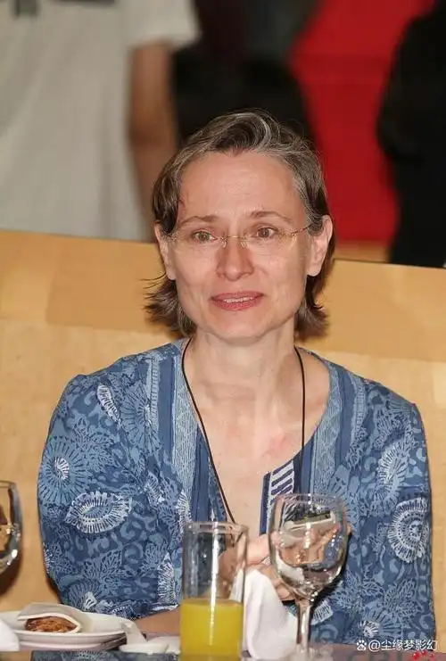 周华健与美国妻子合照曝光被嘲像母子结婚38年一直被劝离