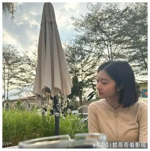 文章大女儿晒出游照15岁遗传爸妈高颜值身材高挑高母亲一头