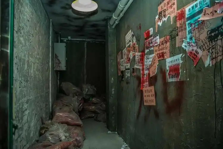 以香港最大贫民窟九龙城寨为原型的鬼屋,其实是个近1500㎡的巨型迷宫!
