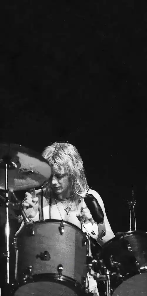 有人有摇滚相关手机壁纸吗