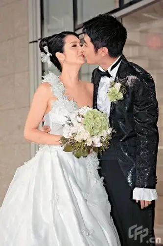 新婚燕尔街头吵嘴 洪欣黑脸发火撇老公(组图)