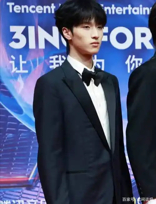 时代少年团tmea全员穿黑色西装,刘耀文抗住了生图,严浩翔有贵气