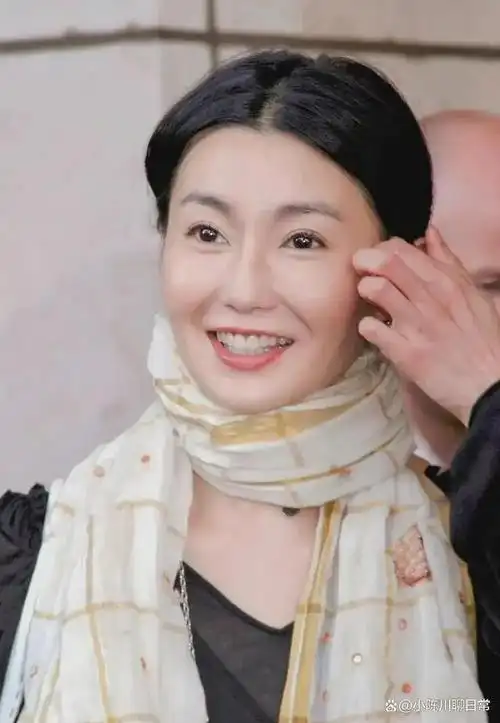 张曼玉59岁近照,真实自信的松弛感,舒适自由的气质,眼神清澈!